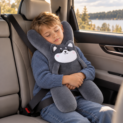 Pojke som vilar med grå ReseKram bilkudde i bilen