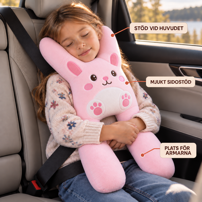 Flicka som vilar och håller om rosa ReseKram bilkudde