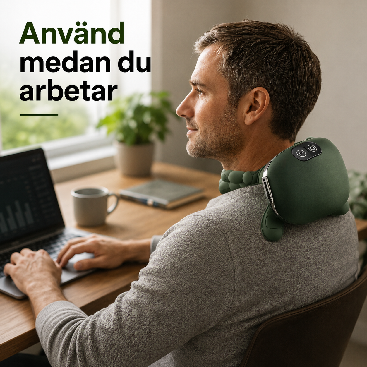 Man använder trådlös nack- och axelmassager medan han arbetar vid datorn.