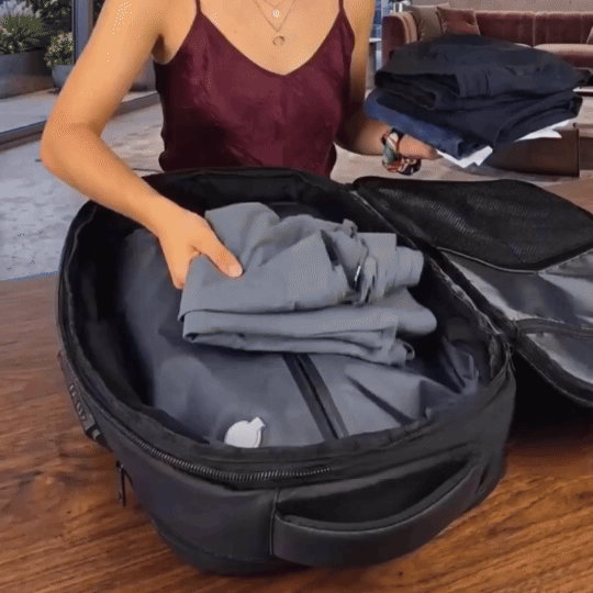 Samma mängd kläder före och efter vakuumkomprimering i PackMax